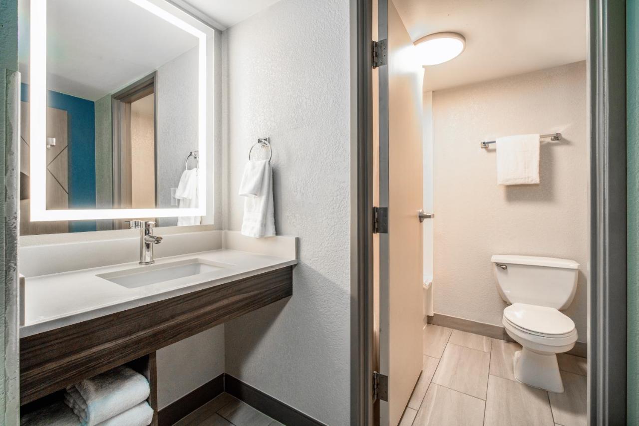 Holiday Inn Express & Suites Phoenix - Mesa West By Ihg Exterior foto