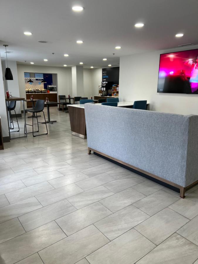Holiday Inn Express & Suites Phoenix - Mesa West By Ihg Exterior foto