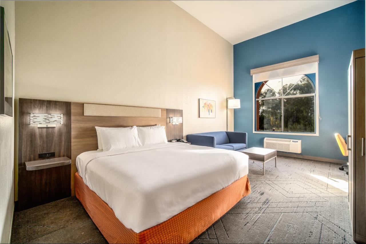 Holiday Inn Express & Suites Phoenix - Mesa West By Ihg Exterior foto
